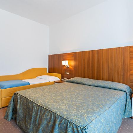 Hotel Touring Каорле Екстер'єр фото